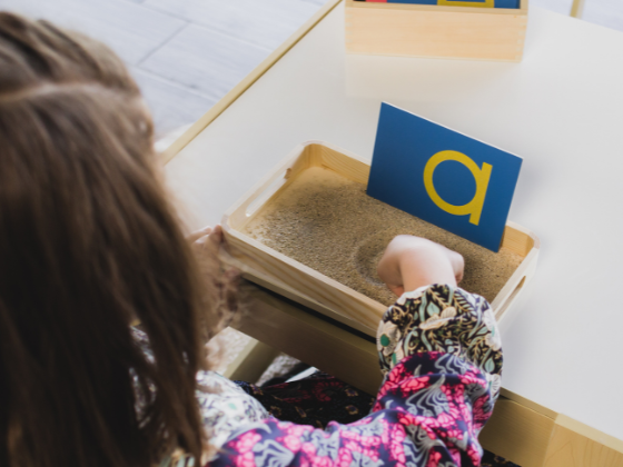 Bandeja de arena Montessori
