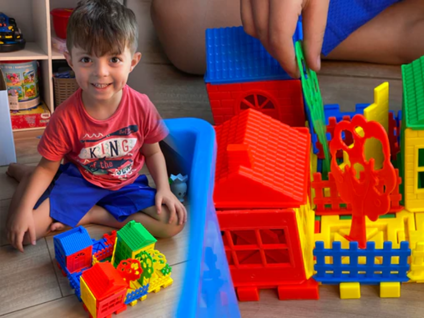 Mientras el mundo entero está en pausa, lo niños siguen siendo niños.